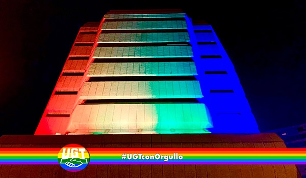 UGT ilumina su sede con los colores de la bandera LGTBI.